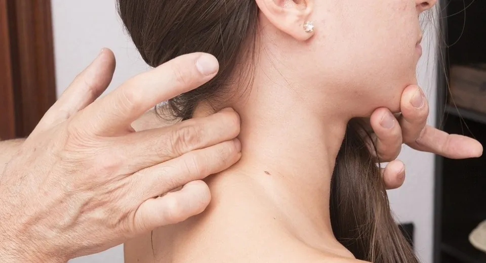 CUIDADO: estalar o pescoço pode causar lesões e até AVCs
