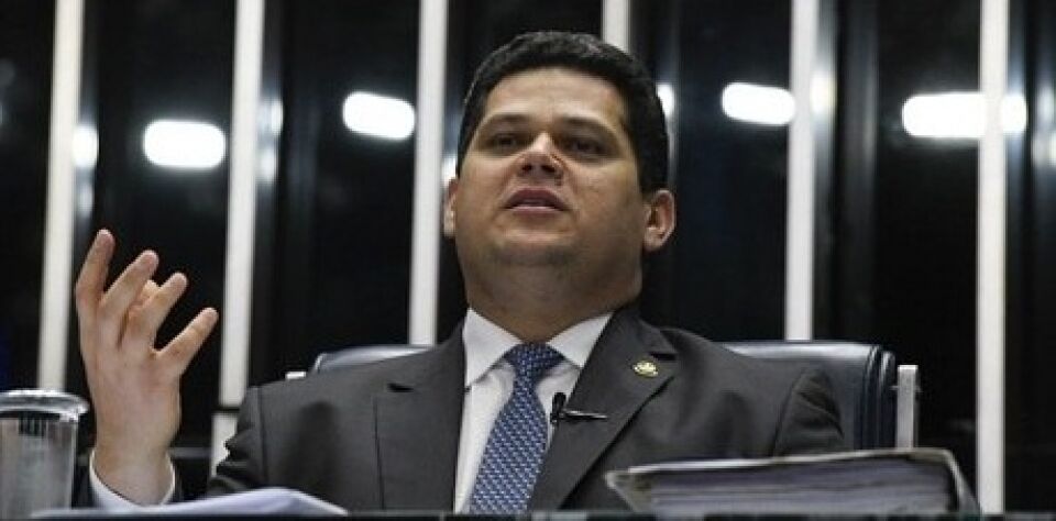 Alcolumbre adia votação da Previdência para a quarta-feira