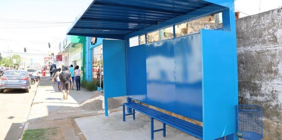 Prefeitura começa instalação dos novos abrigos de ônibus