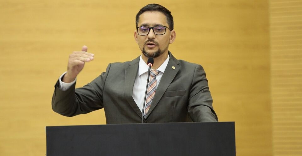Hildon prestigia deputado e entrega materiais de iluminação à escola da Capital