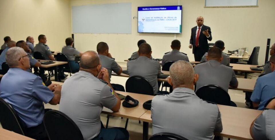 Seminário sobre Gestão e Governança Pública é ministrado por membro do TCE para futuros oficiais da PM-RO