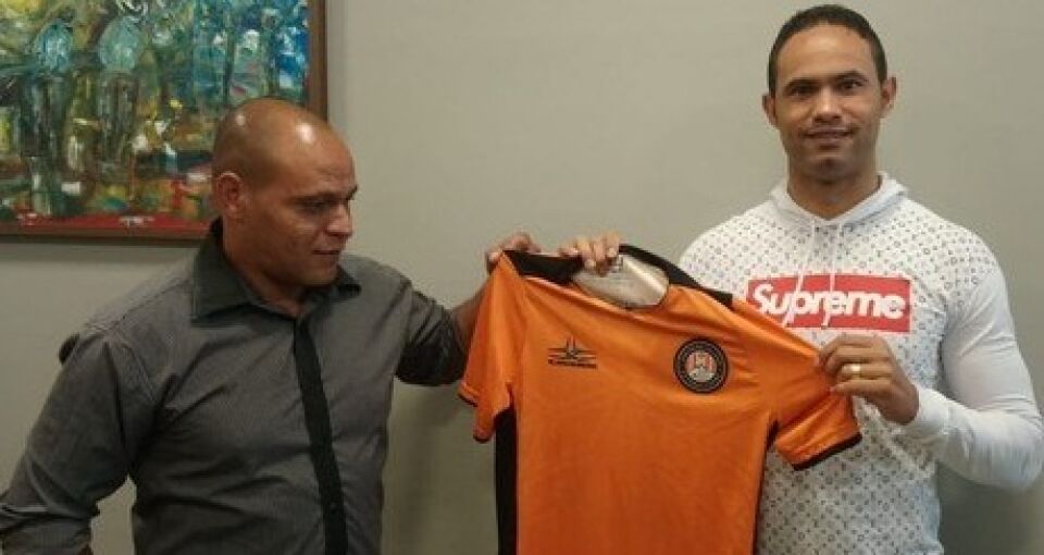 Apresentação do goleiro Bruno em time da terceira divisão é adiada