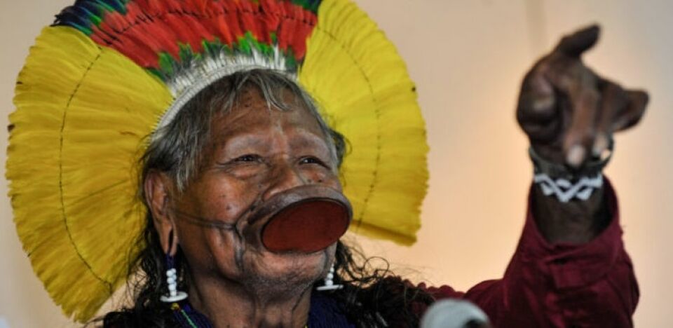 VÍDEO: Cacique Raoni tem recepção calorosa na Câmara e pede por paz