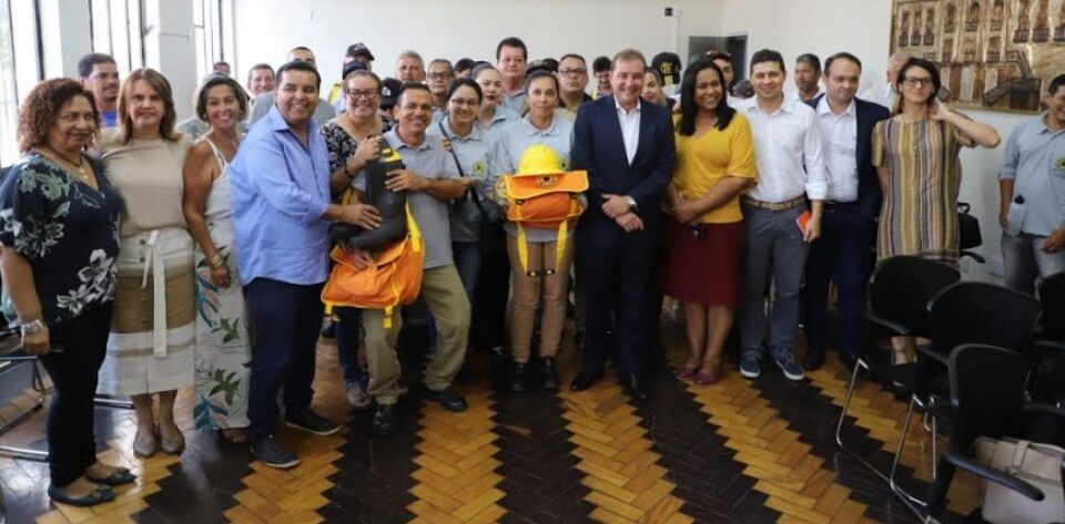 Prefeito entrega uniformes para agentes de combate a endemias