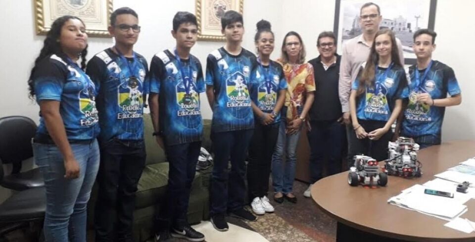 Classificados para o concurso estadual de robótica visitam Escola do Legislativo