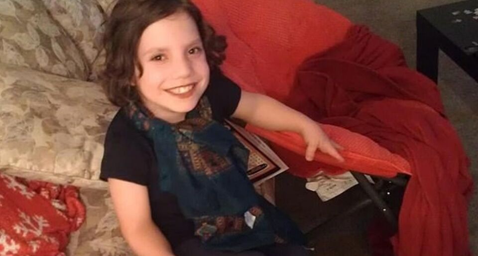 Mãe diz que filha adotiva de 6 anos é adulta sociopata e quis matá-la