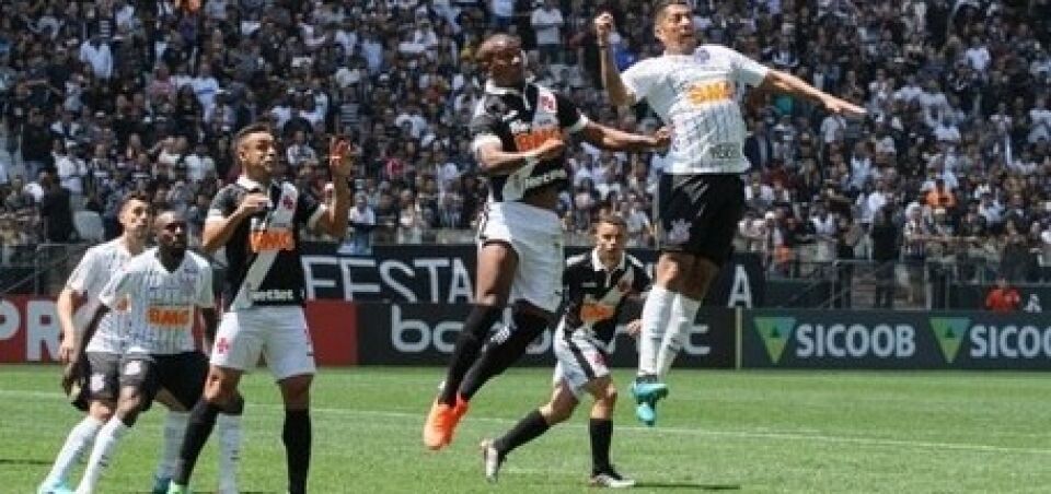 Corinthians vence o Vasco e entra no G4 do Brasileiro