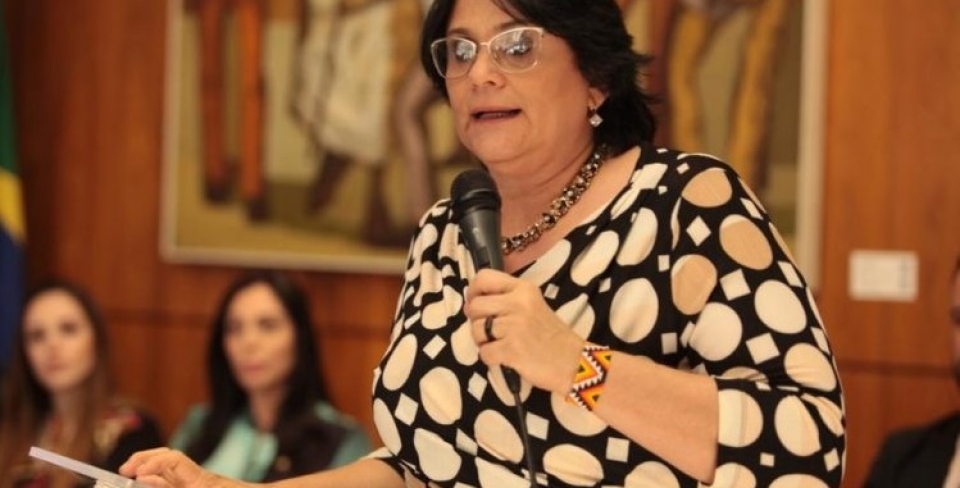 Ministra Damares Alves é contra censura de beijo gay em revista