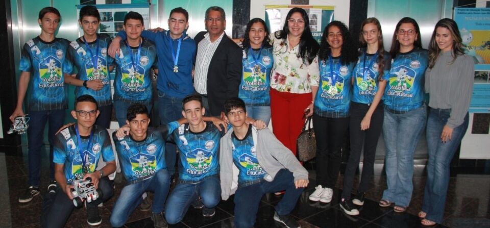 Governo garante novos kits para o ensino de Robótica e passagens para equipe que disputará nacional