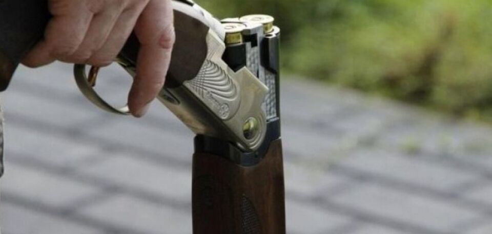 Menina de 12 anos atira em homem que tentava invadir casa dela