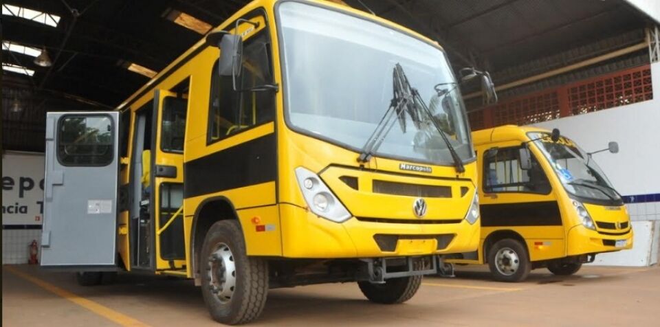 Prefeito Hildon Chaves conhece ônibus que pretende comprar para atender estudantes da zona rural