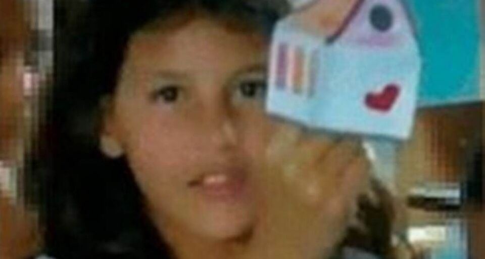 Menina de 9 anos é encontrada morta pendurada em árvore
