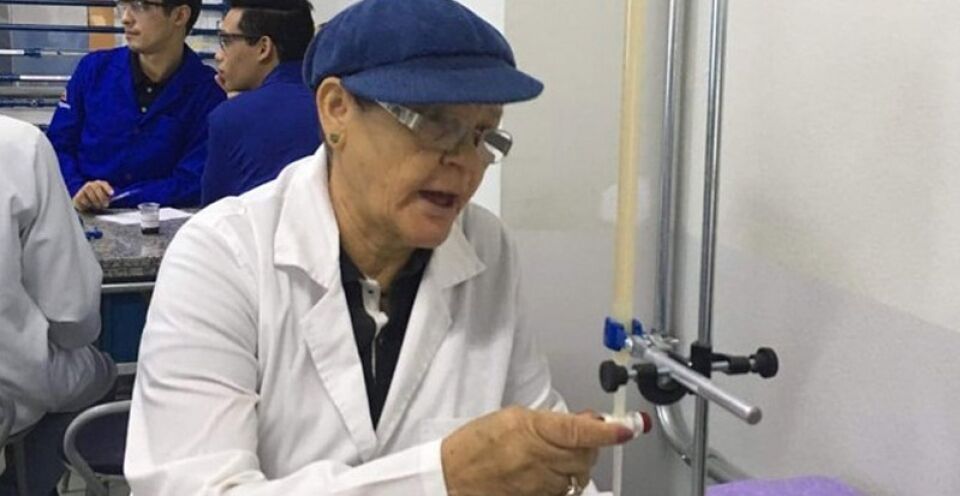 Idosa proibida de estudar pelo pai agora faz faculdade de Engenharia