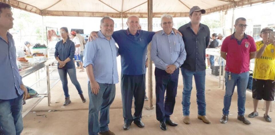 Feira livre agora conta com mesas expositoras em aço inox