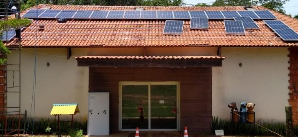 Semi investe em painéis solares e economia pode chegar a 80%