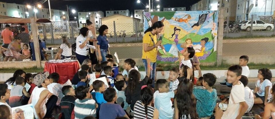 Crianças e adolescentes participam de iniciação teatral coordenada pela Semur