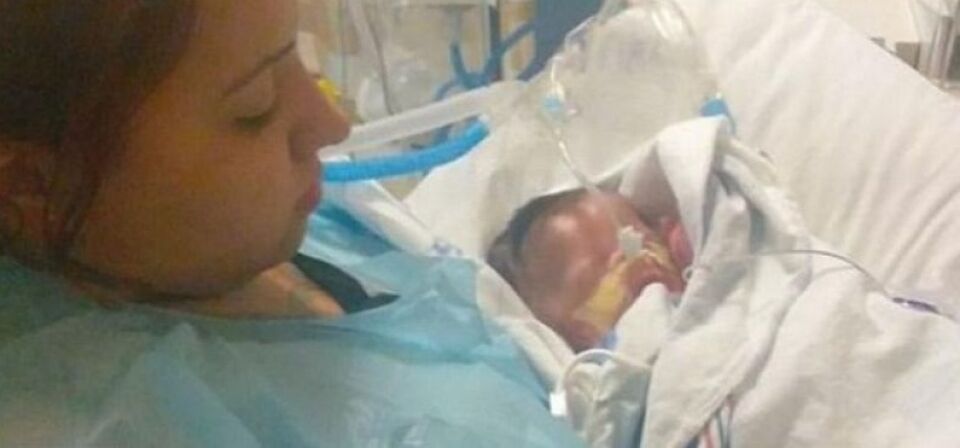 Bebê que nasceu sem pele recebe órgão criado em laboratório