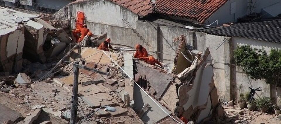Bombeiros encontram corpo de 2ª vítima de prédio que desabou no CE