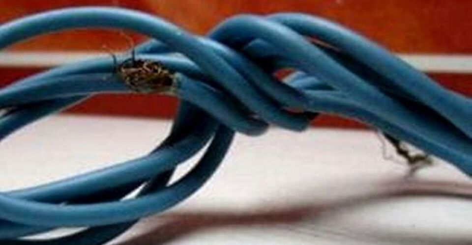 Marido tem crise de ciúmes e tenta matar mulher com fio elétrico