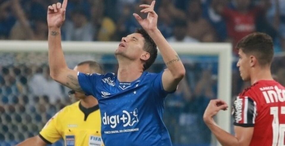 Cruzeiro se impõe, bate o São Paulo, mas segue na zona de rebaixamento