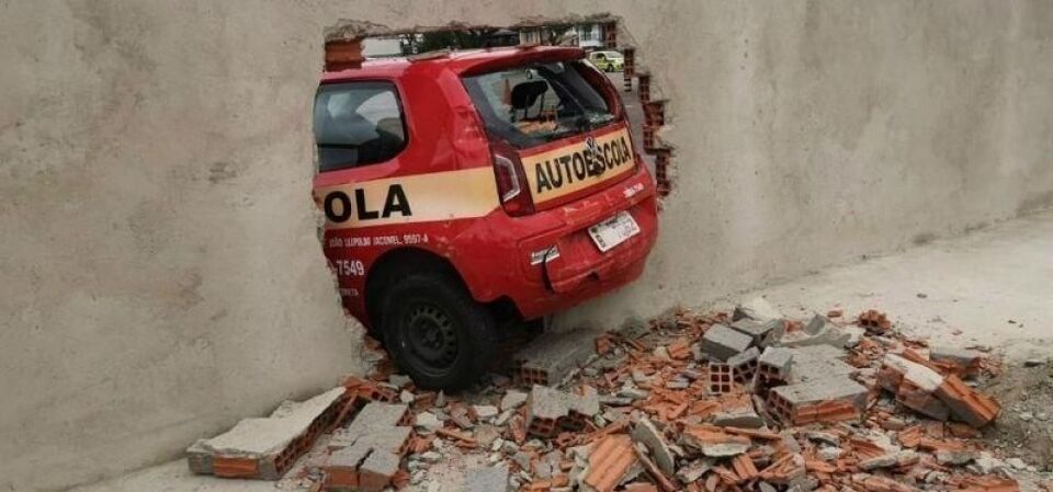 REPROVADO: Motorista perde controle do carro em teste de baliza e derruba muro recém-construído