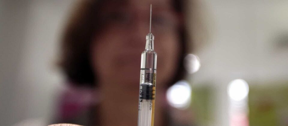 OMS comemora aprovação da primeira vacina contra o ebola