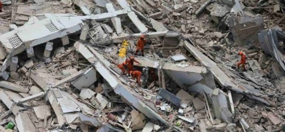 Bombeiros localizam 8º corpo em escombros de prédio de Fortaleza