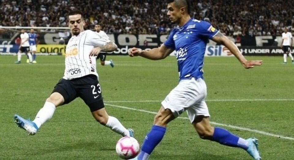 De virada, o Cruzeiro vence o Corinthians por 2 a 1, em Itaquera