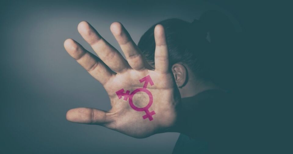 Mulher transexual morre após ser agredida em praça na zona sul