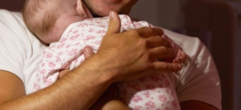 AMOR INCONDICIONAL: Pais gays adotam bebê com HIV rejeitado por 10 famílias
