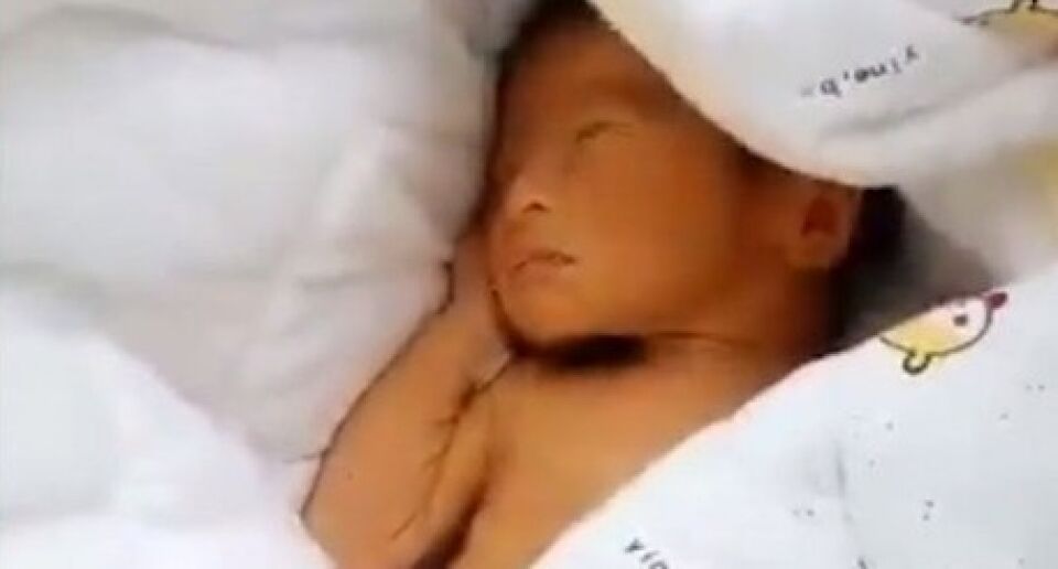 Homens encontram bebê enterrado vivo em caixa de papelão na China