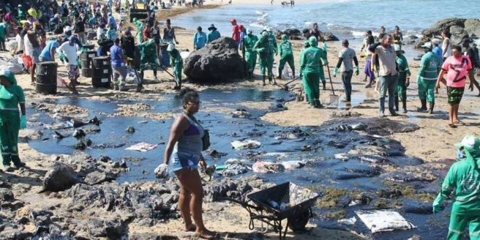 Marinha já retirou o equivalente a 150 caminhões carregados de óleo