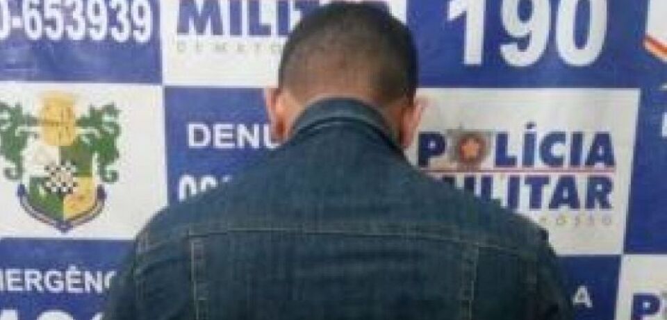 Homem nu invade casa e 'dorme' abraçado com menina de 12 anos; mãe flagra