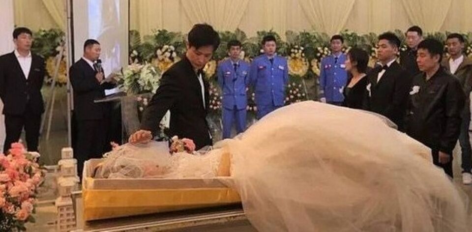 Homem se casa com cadáver da noiva durante o velório; ela morreu devido a um câncer