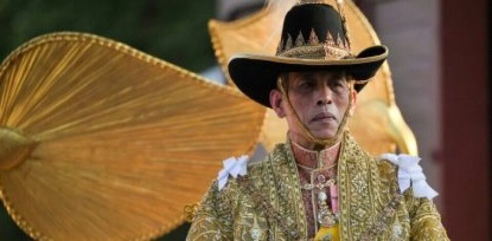 Rei da Tailândia retira título de nobreza de sua concubina