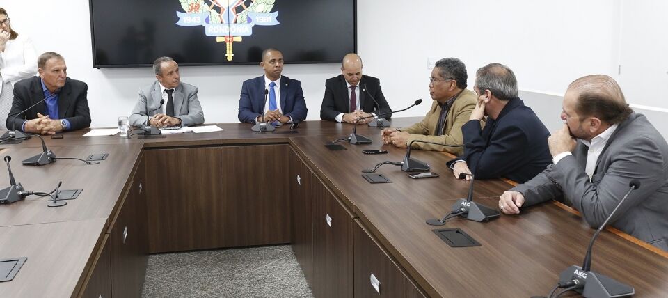 Comissão de Educação discute tabela do piso do magistério com secretário da Seduc