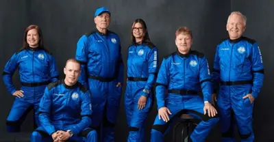 Nave New Shepard da Blue Origin lança com sucesso seis turistas ao espaço