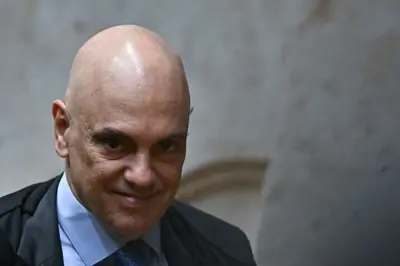 Moraes decide que Bolsonaro informe internação em até 24h