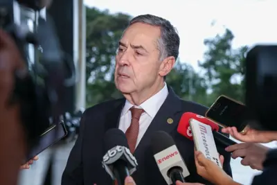 Luís Roberto Barroso enfrenta protesto em palestra na USP