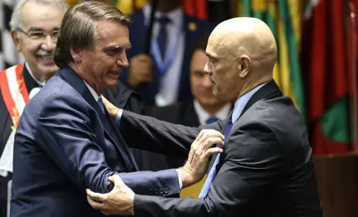 Mensagens no celular de Bolsonaro elevam risco de prisão preventiva, avalia Moraes