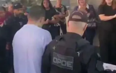 Advogado do 8 de Janeiro vai ao velório da avó, mas é impedido de abraçar a própria mãe