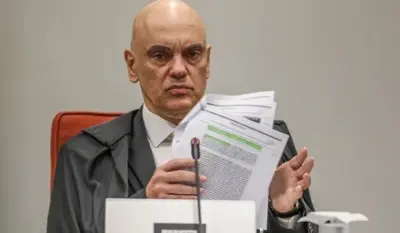 Moraes ordena vistoria em carros que saírem da casa de Bolsonaro