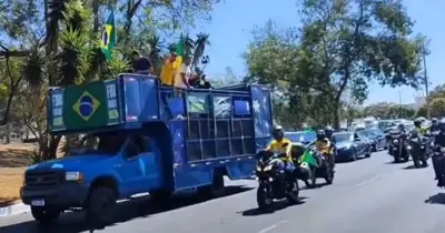 Carreata leva apoio à casa de Bolsonaro em Brasília às vésperas do julgamento no STF