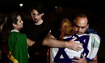 Filhos demonstram apoio a Bolsonaro antes de julgamento: 'Nação sangra'