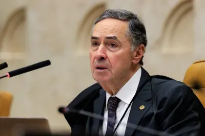 Barroso diz que julgamento envolve provas, e não disputa política
