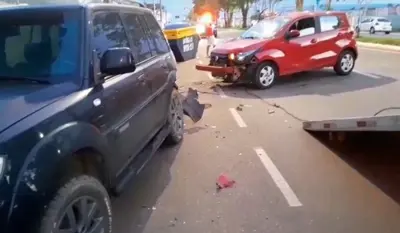 Motorista abandona veículo após acidente na Avenida Rio Madeira, em Porto Velho