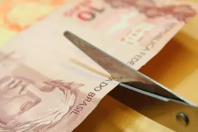 Juros do cartão de crédito rotativo avançam e vão a 451,5% ao ano