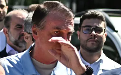 Jair Bolsonaro pede visita médica após crise de soluços se agravar