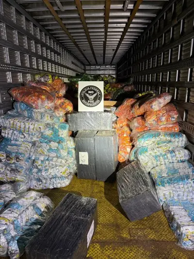 Polícia Federal apreende mais de 1,2 tonelada de maconha escondida em carga de salgadinhos na BR-277