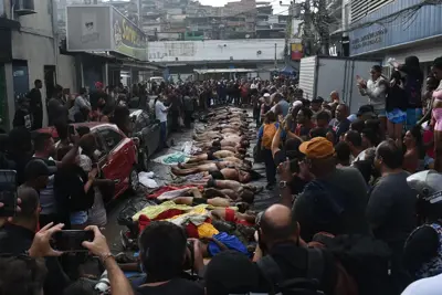 Comunidade do Rio amanhece com fila de corpos em praça após megaoperação